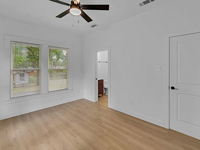 1815 Seneca Ave — Photo 12
