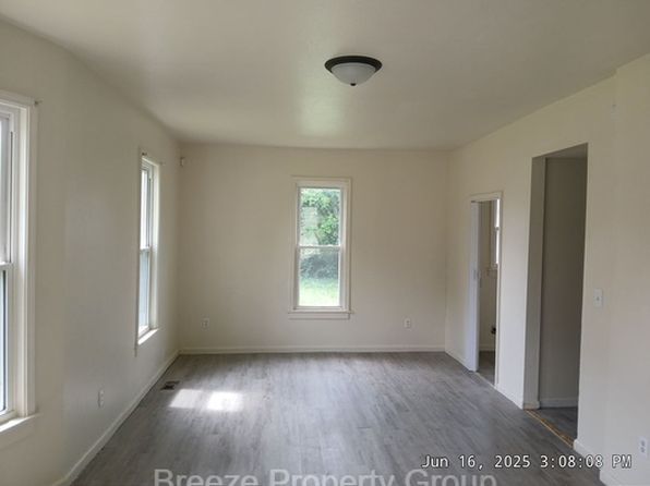 1909 N Superior St