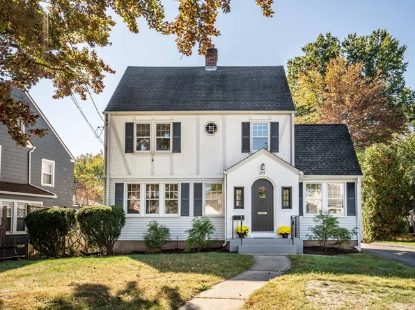 209 Warrenton Avenue, West Hartford, CT 06119