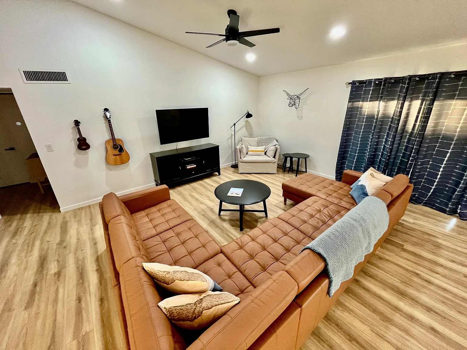 2105 W Silvergate Dr — Photo 1
