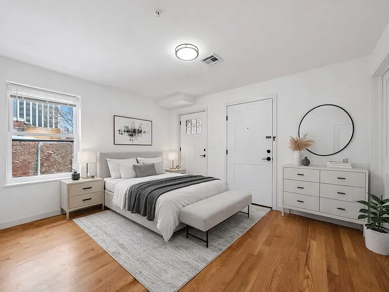 Main Bedroom (virtually Staged)