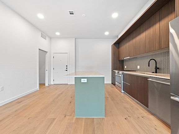 5th image of 2209 S 1st St #121