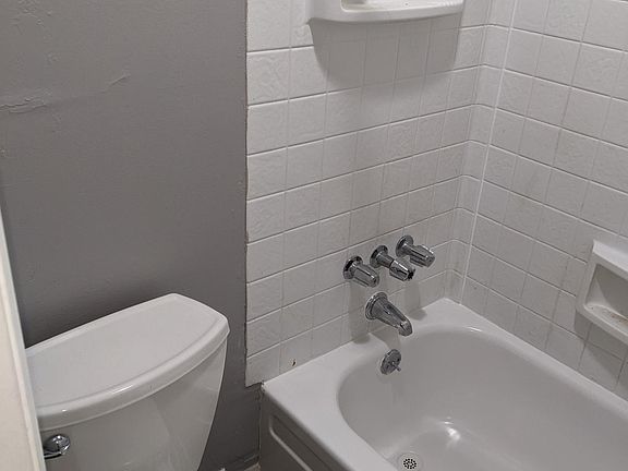 5th image of 212 E 43rd St