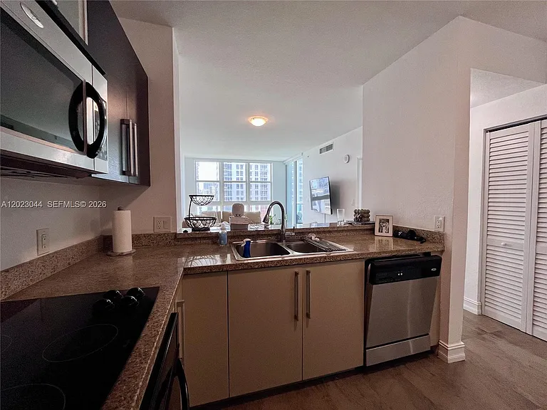 500 NE 29th St #1005 — Photo 15