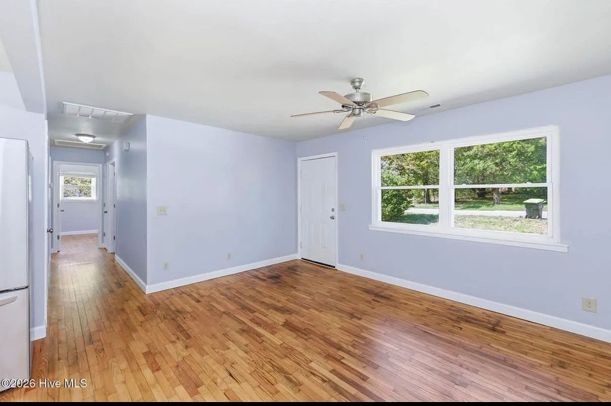 4 bed, 1300 sqft, $2,700 — Photo 2