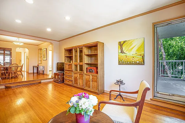 Sold by Trager LLC | media 4