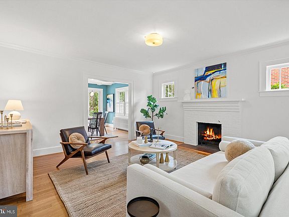 5th image of 107 W Luray Ave