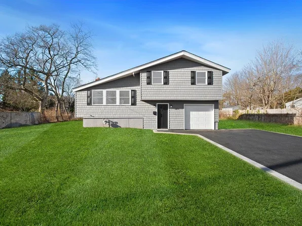 530 Locust Avenue, Oakdale, NY 11769