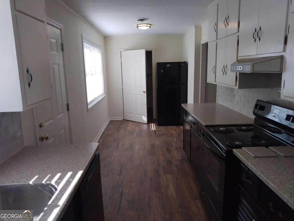 3 bed, 2.0 bath, 1930 sqft, $2,500 — Photo 2