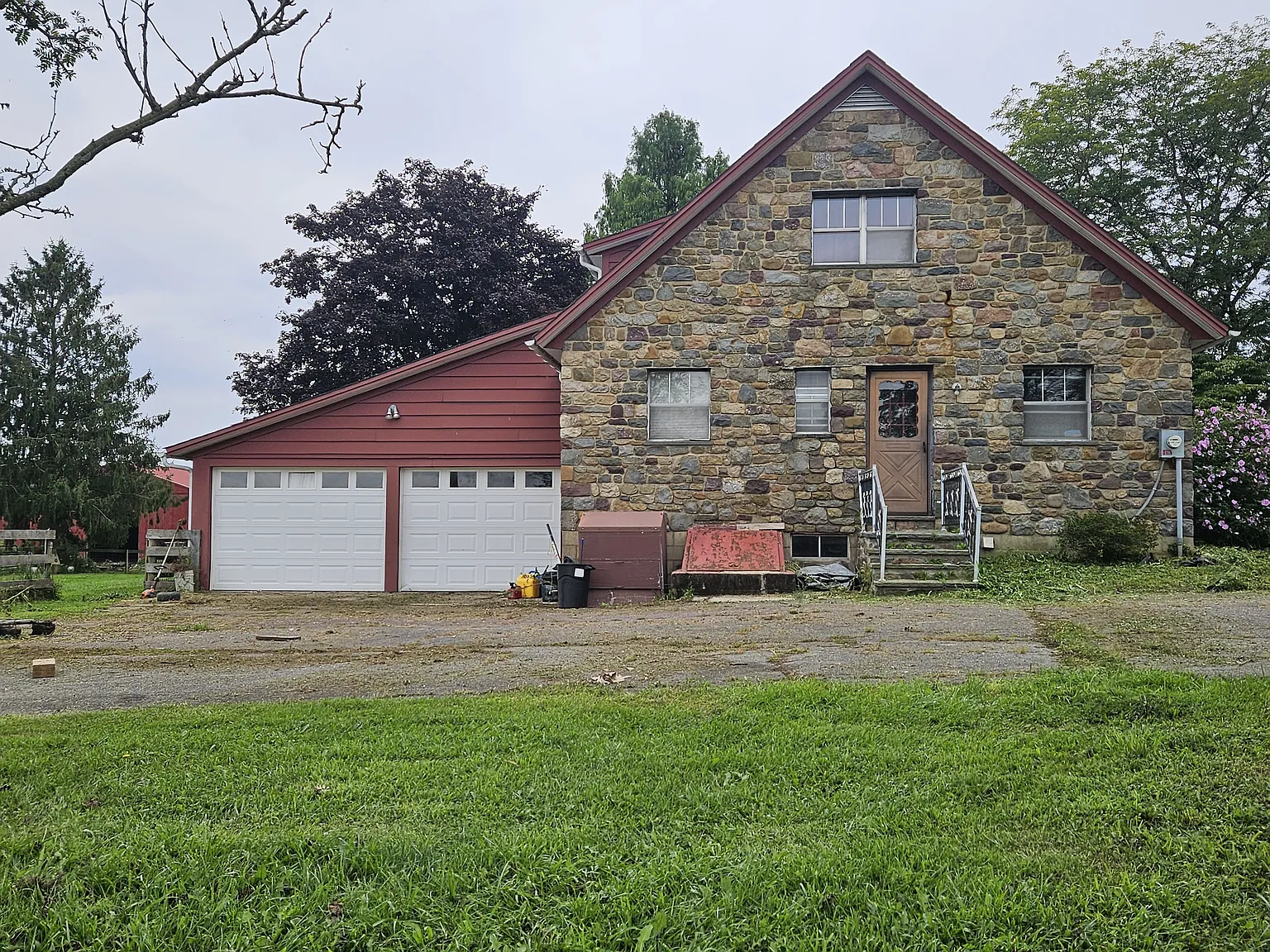 5 bed, 2.5 bath, 2730 sqft, $2,300 — Photo 2