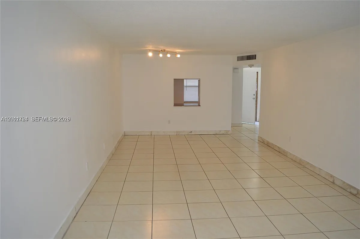 Building Photo - 1601 NE 191st St #B103