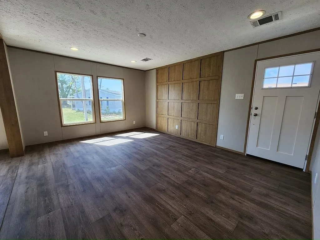 3 bed, 2.0 bath, 1372 sqft, $1,399 — Photo 4