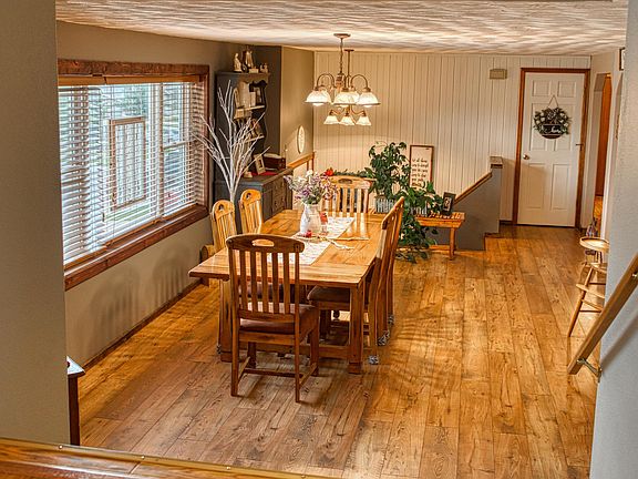 3rd image of 402 Sand Creek Cir