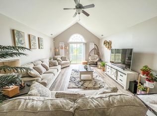 8413 Heywood Cir, Sterling Heights, MI 48312