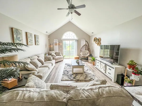 8413 Heywood Cir, Sterling Heights, MI 48312