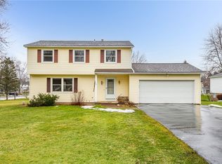 17 Putting Green Ln, Penfield, NY 14526