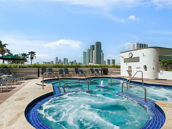 3rd image of 1717 N Bayshore Dr #1717A1950