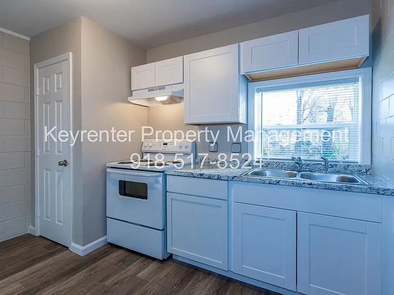 N Lewis Pl Triplex — Photo 12