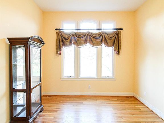 5th image of 1014 Oak Hill Cir