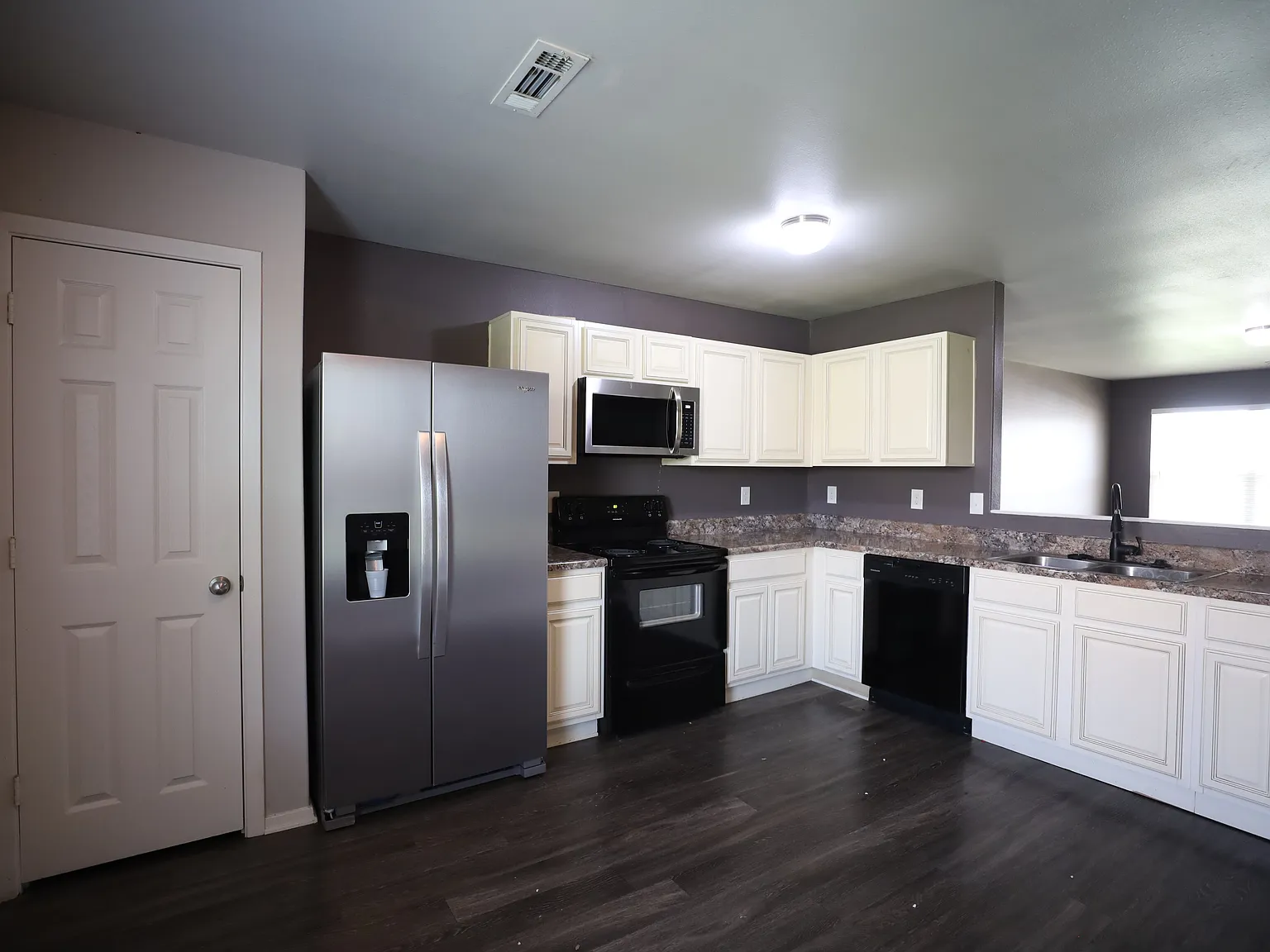 3 bed, 1281 sqft, $1,500 — Photo 2