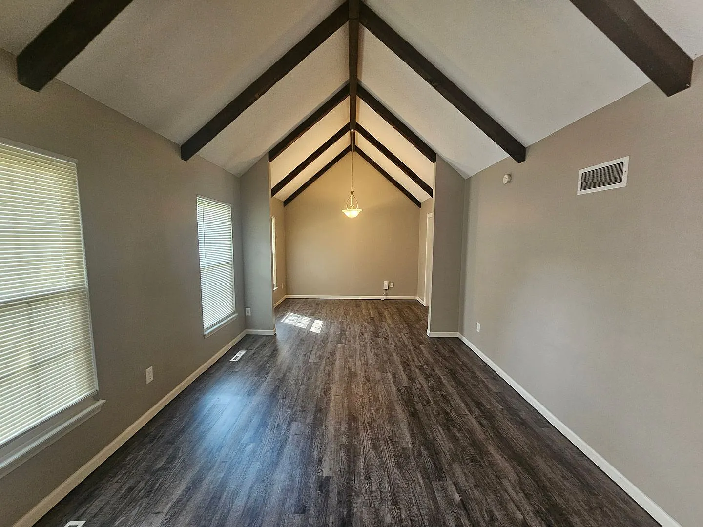 Available! Large Family Sf Newly Renovated In North Kc — Photo 1