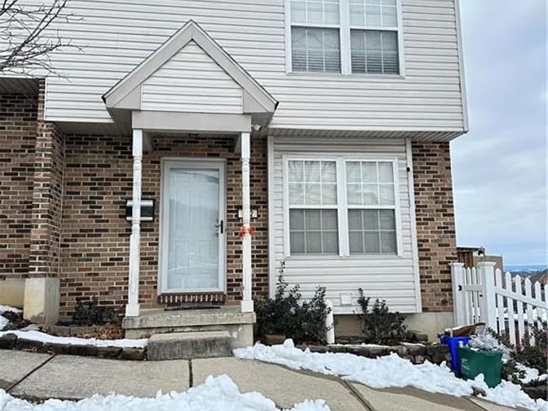 622 John St — Photo 2