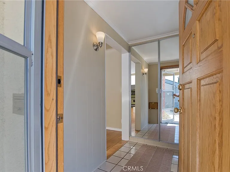 2121 N Screenland Dr — Photo 3