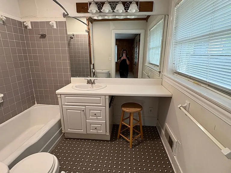 3 bedroom 3 bath in Spartanburg with Lots of Space Workshop in the garage!! — Photo 36