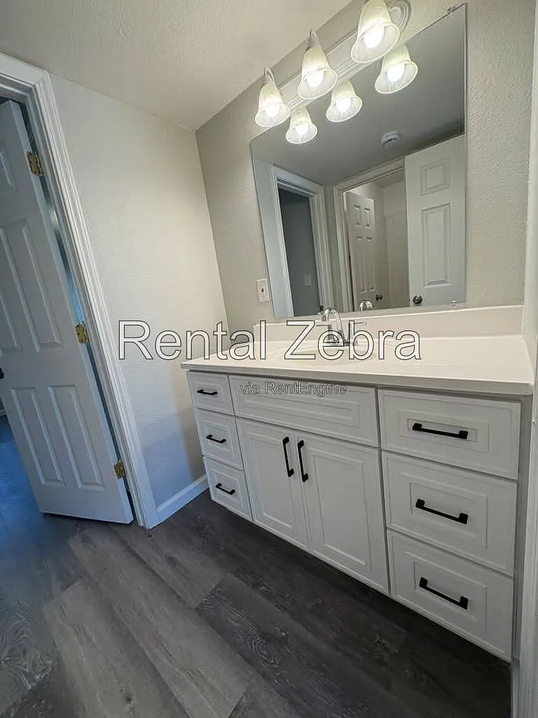 1 bed, 1.0 bath, $900 — Photo 4