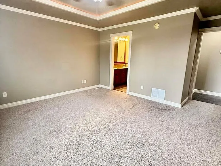 2749 Hillview Dr — Photo 4