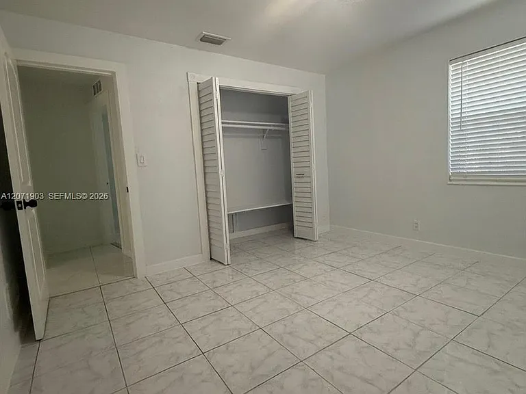 4210 NE 12th Ter — Photo 15