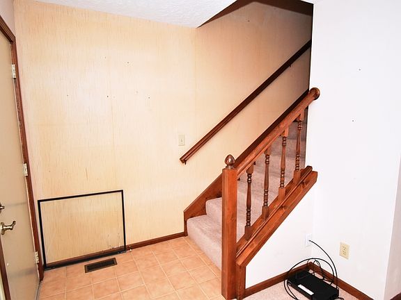 2nd image of 2 Townhouse Ct