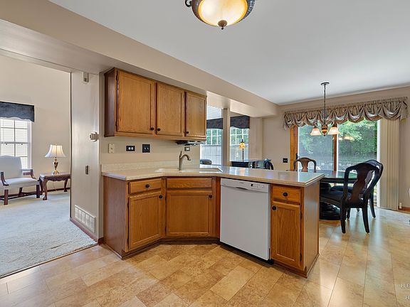 5th image of 723 Silk Oak Ln