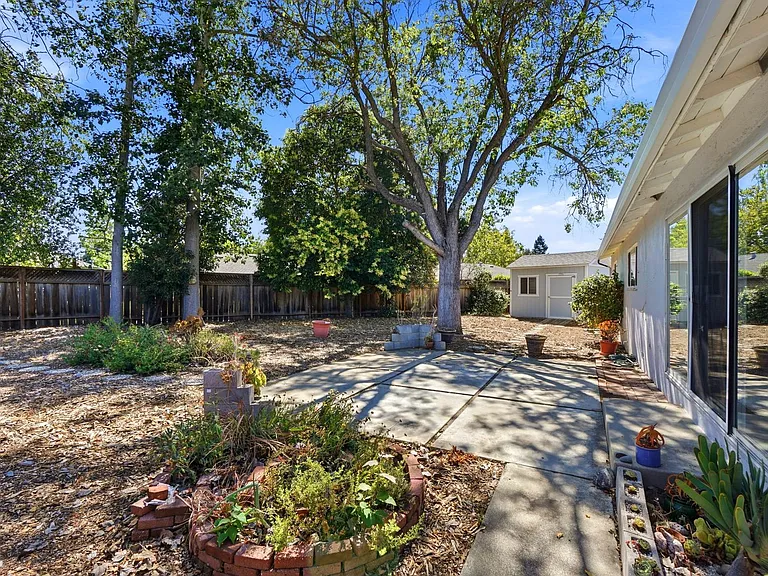 1835 Sandalwood Dr — Photo 29
