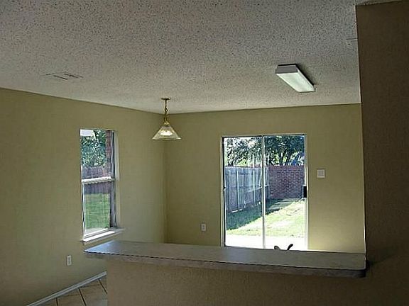 5th image of 1571 Chivalry Ln