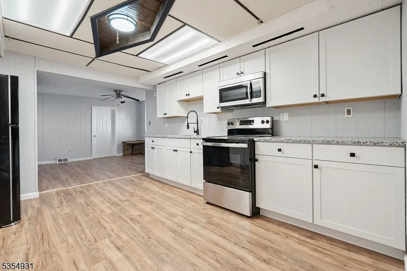 2 bed, 1.0 bath, $2,000 — Photo 2