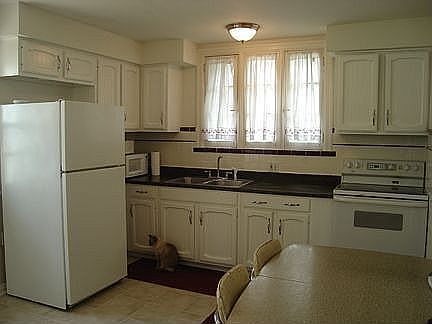 eat-in kitchen