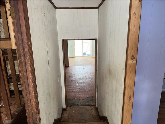 3rd image of 528 Spencer Rd