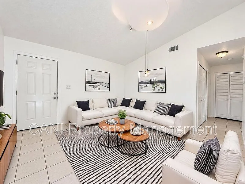 2 bed, 1.5 bath, 845 sqft, $1,400 — Photo 2