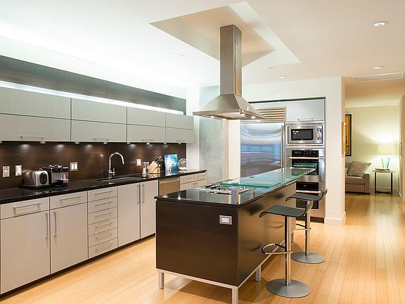 5th image of 207 King St APT 415