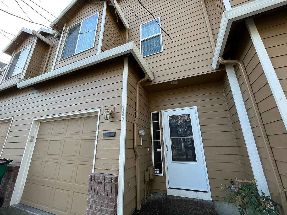 Building Photo - 767 SW 198th Pl