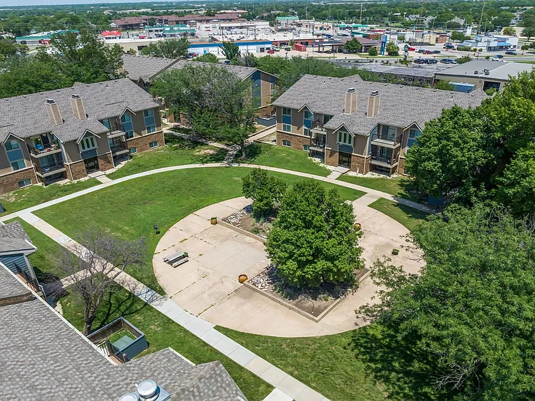 The Landing at Woodlawn Tower — Photo 11