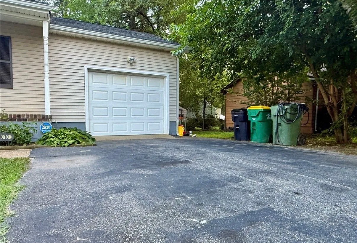 3 bed, 1210 sqft, $2,400 — Photo 2