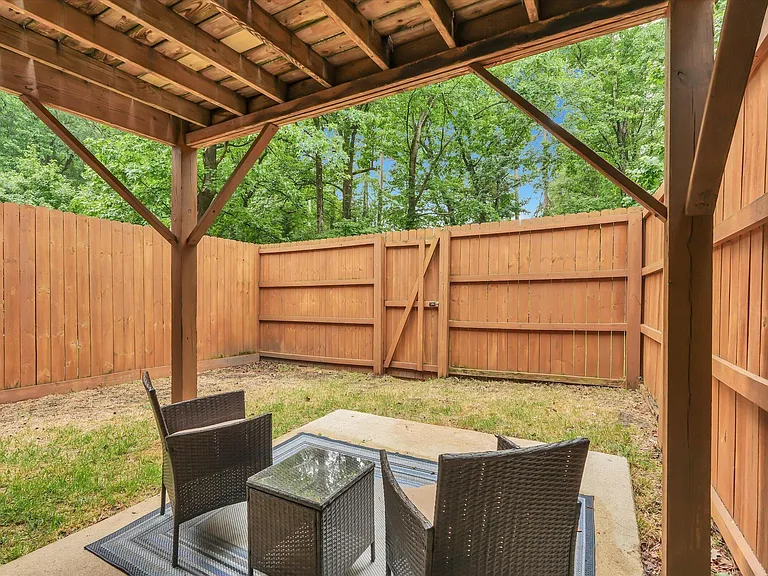 918 Hampshire Ct — Photo 26