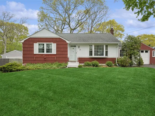 13 Argonne Road E, Hampton Bays, NY 11946