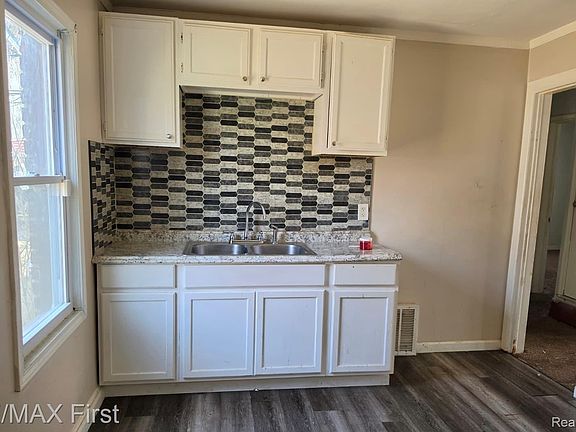 4th image of 12717 Riad St