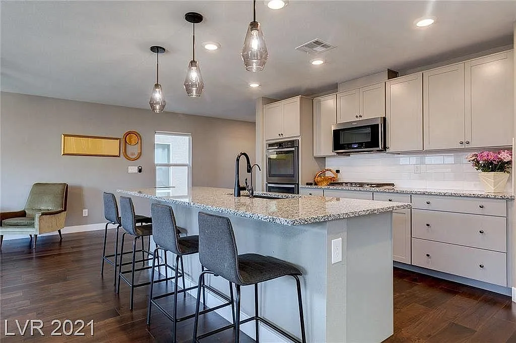 4 bed, 2497 sqft, $2,945 — Photo 2