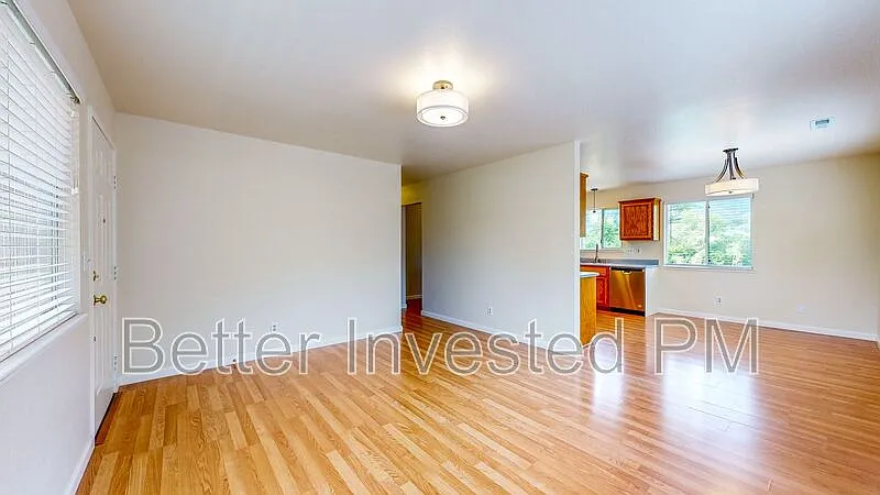 3 bed, 1.0 bath, 1200 sqft, $2,400 — Photo 4