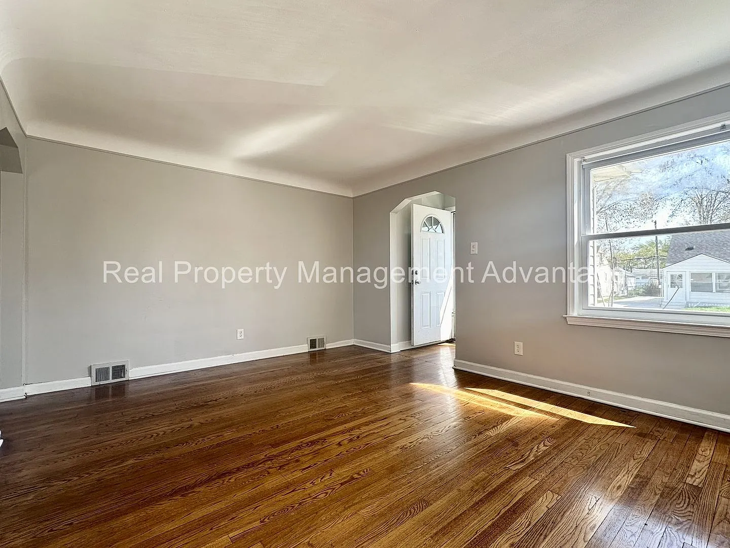 3 Bedroom Bungalow in the Heart of Roseville! — Photo 3