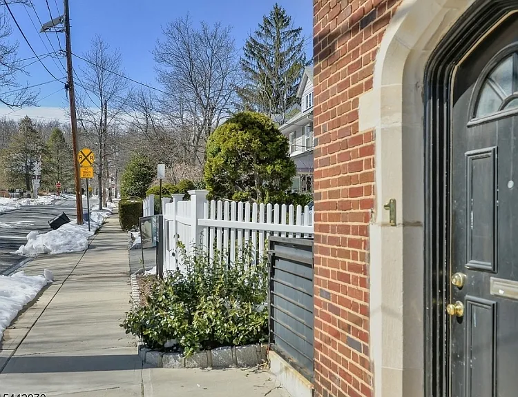 1 Laurel Pl — Photo 16